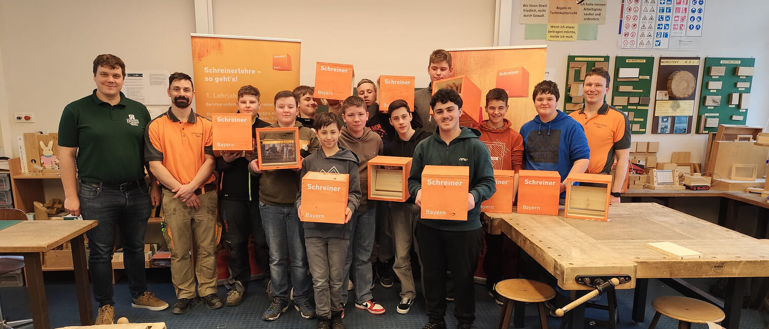 Mitglieder der Schreinerinnung Regen brachten Schülern der Mittelschule Viechtach das Schreinerhandwerk näher. Die Mitglieder der Schreinerinnung mit den Schülern der Mittelschule Viechtach. Diese halten stolz ihre Schreinerboxen in den Händen.