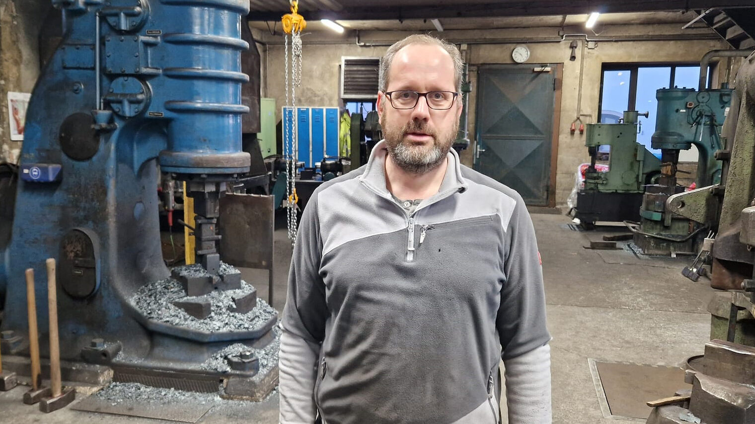 Schmiedemeister Martin Wensauer in seiner Werkstatt. 