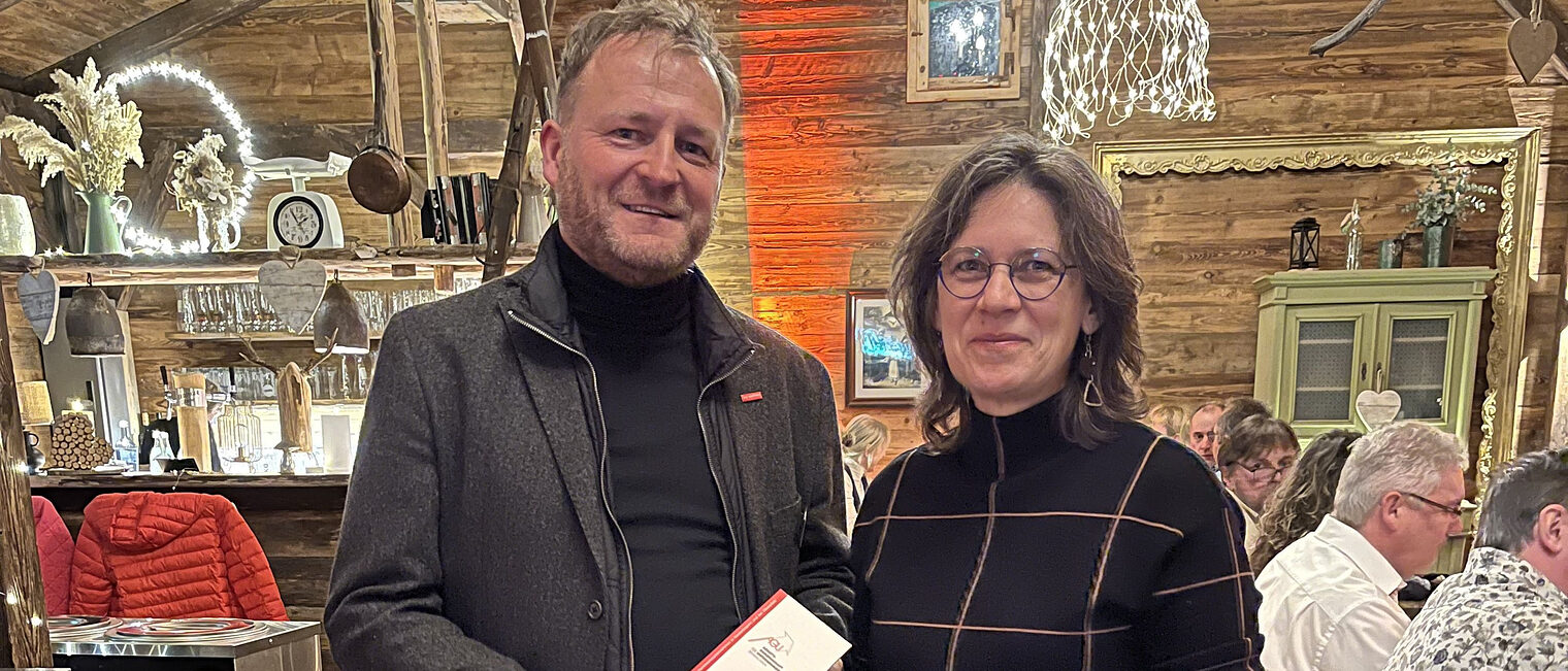 Der AGU-Vorsitzende Thomas Hierbeck (li.) und seine Stellvertreterin Erika Schönberger präsentierten den druckfrischen Flyer mit dem Jahresprogramm. AGU-Vorsitzender Thomas Hierbeck und seine Stellvertreterin Erika Schönberger präsentieren den Flyer mit dem Jahresprogramm 2025.