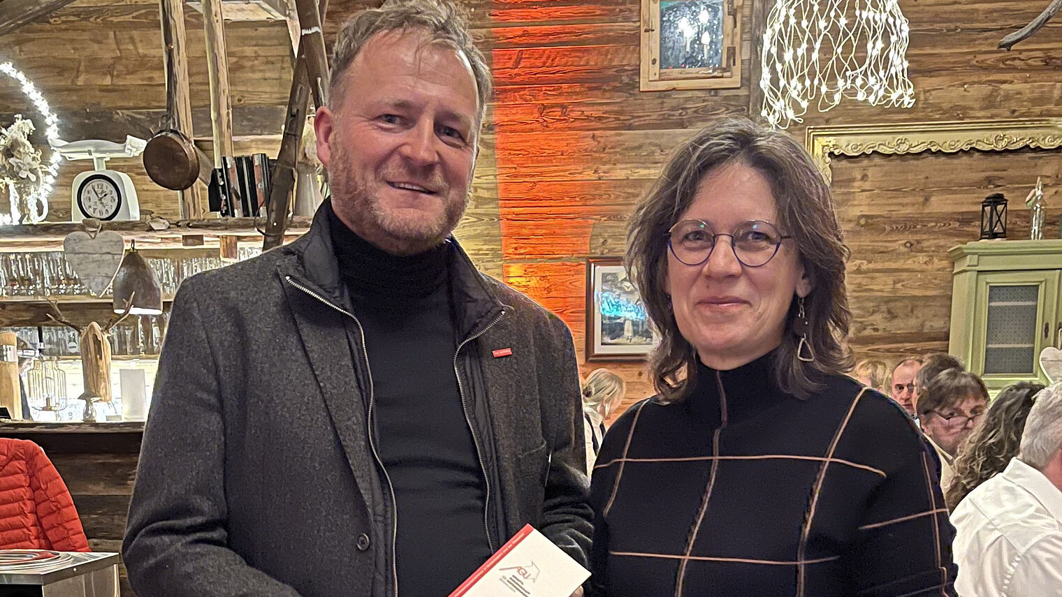 AGU-Vorsitzender Thomas Hierbeck und seine Stellvertreterin Erika Schönberger präsentieren den Flyer mit dem Jahresprogramm 2025.