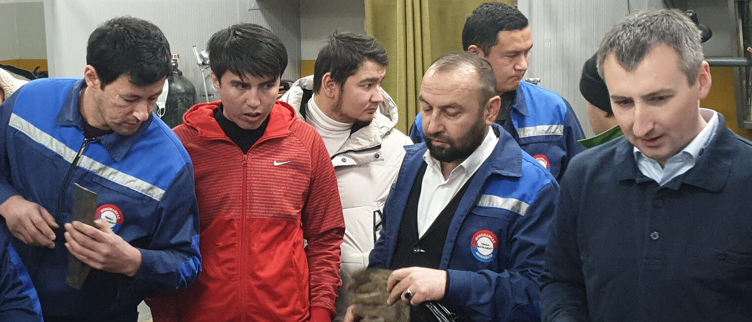 Kursleiter Peter Fitterer bei der Expertenreise in Taschkent. Bei Werkzeugen und Ausstattung schaute Fitterer ganz genau hin.