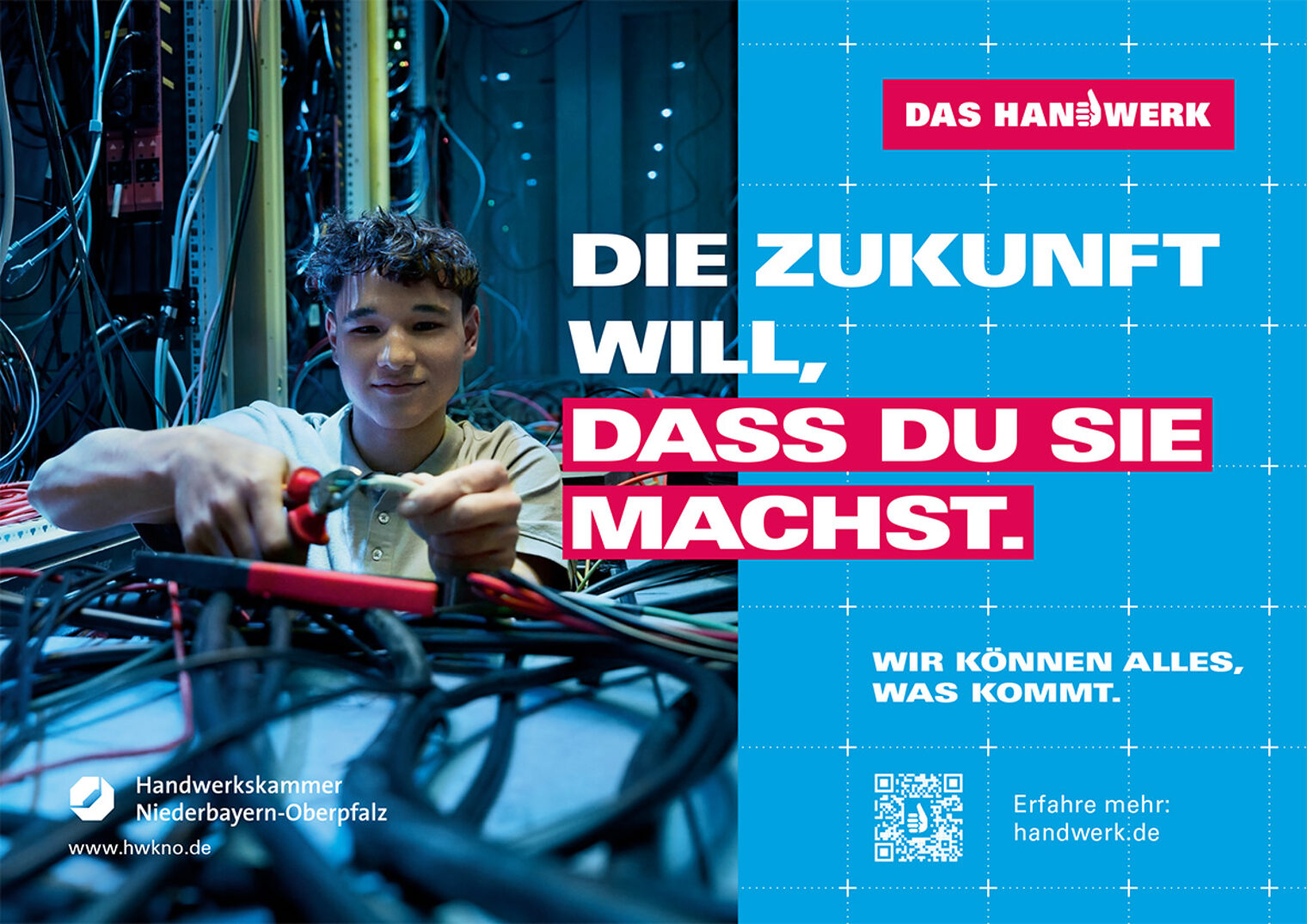 Ein junger Elektroniker steht vor einem Kabelschrank, hält ein Kabel und eine Zange. Daneben der Slogan „Die Zukunft will, dass du sie machst“.
