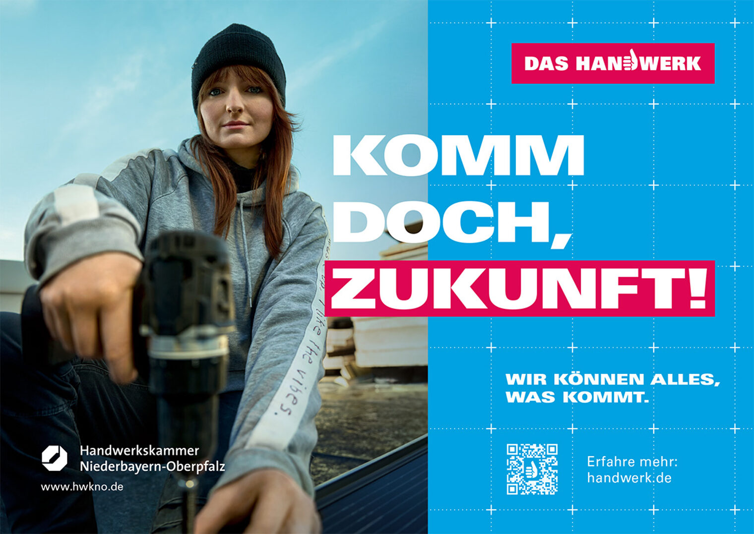 Eine Dachdeckerin kniet auf einem Dach und hält einen Akkuschrauber in der Hand. Der Schriftzug "'Komm doch Zukunft!“ ist zu sehen.