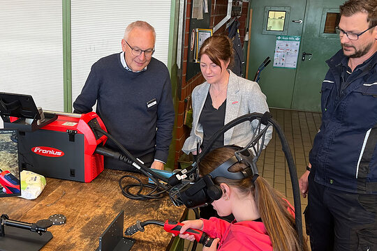 Ein Mädchen begeisterte den Leiter des Bildungszentrums Pfarrkirchen beim virtuellen Schweißen.