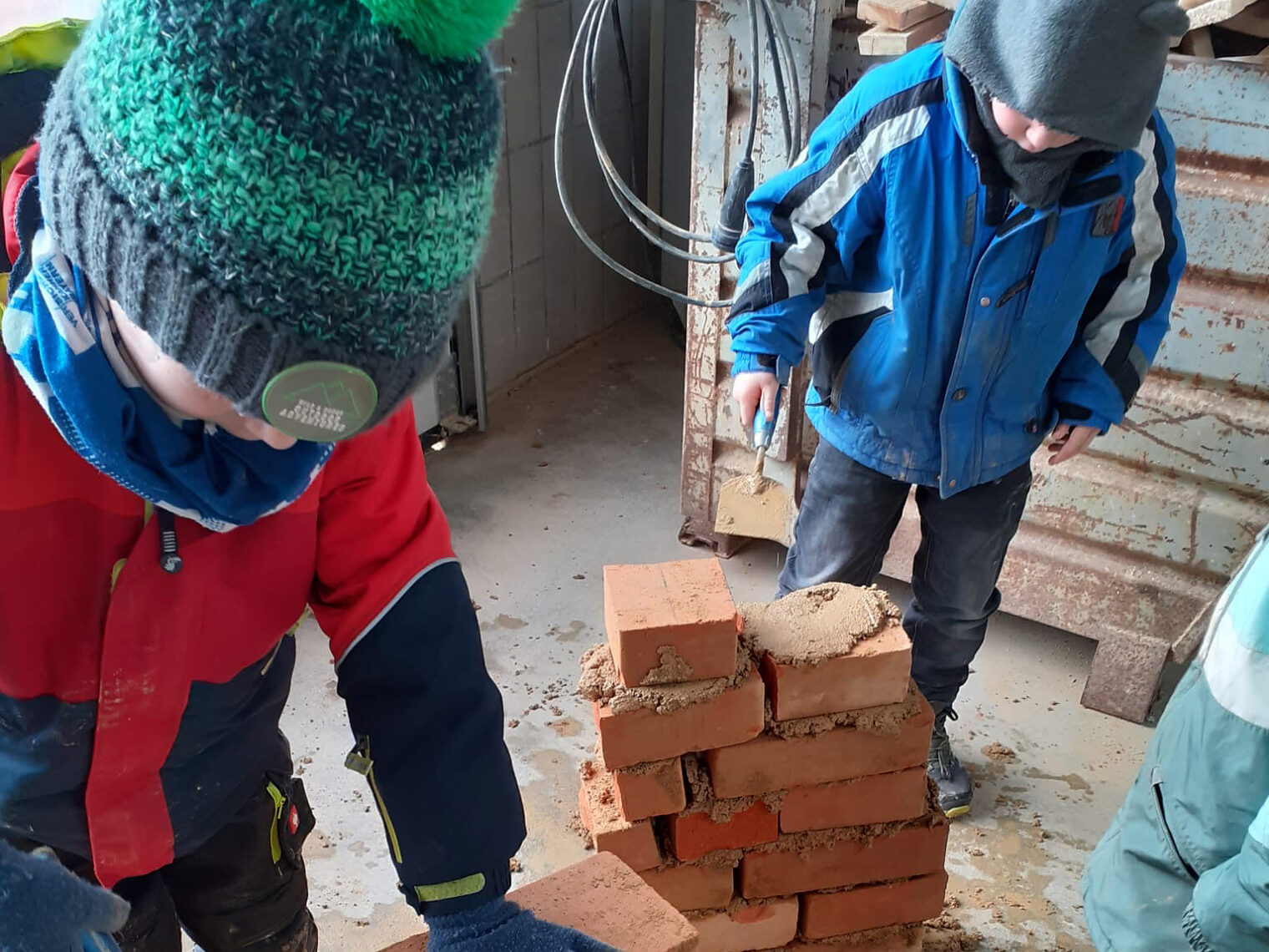 Die Kinder durften selbst in der Bauhalle mörteln und mauern. 
