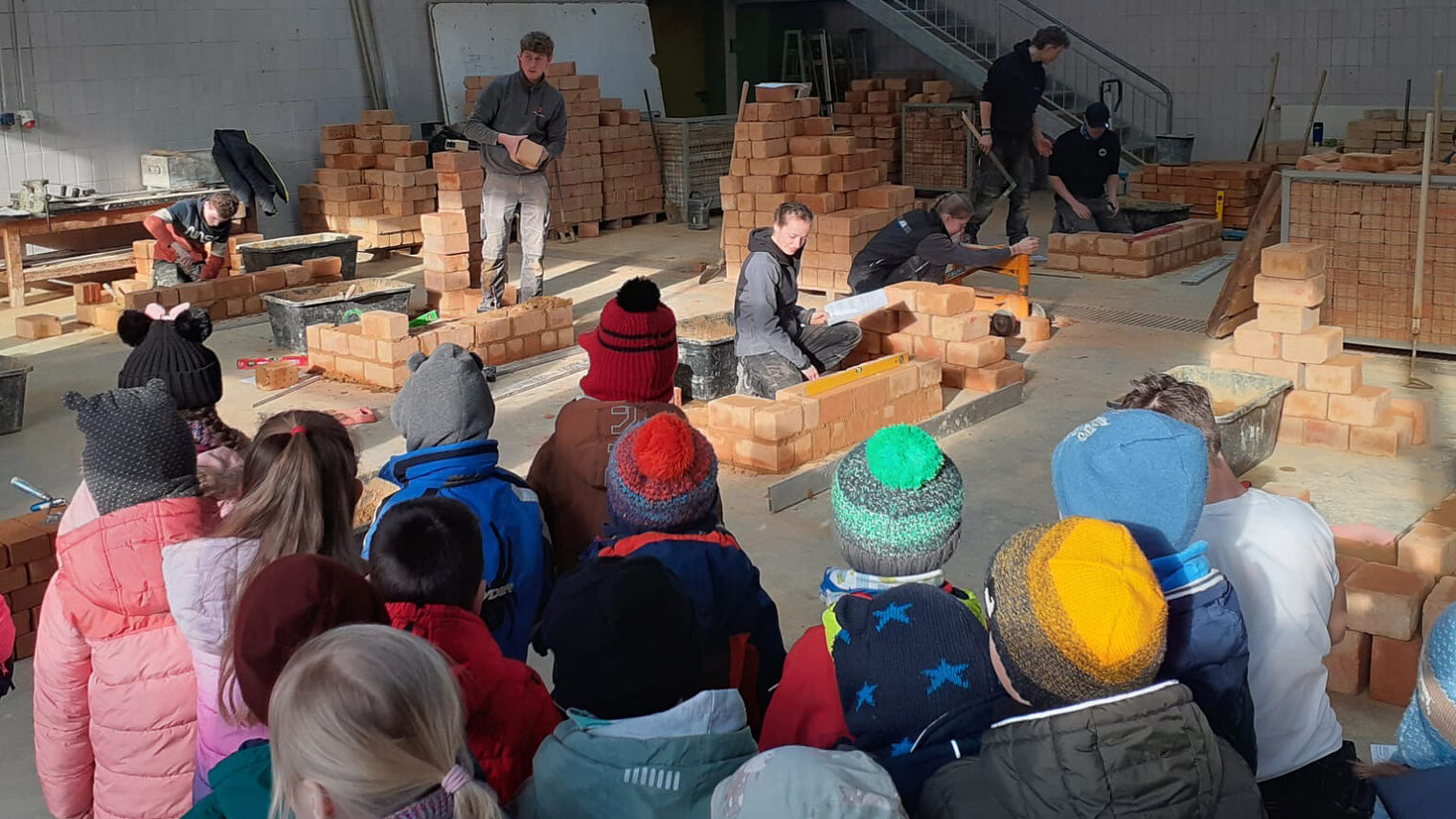 Was macht eigentlich ein Maurer? In der Bauhalle des Bildungszentrums erhielten die Kindergartenkinder viele Antworten darauf. 