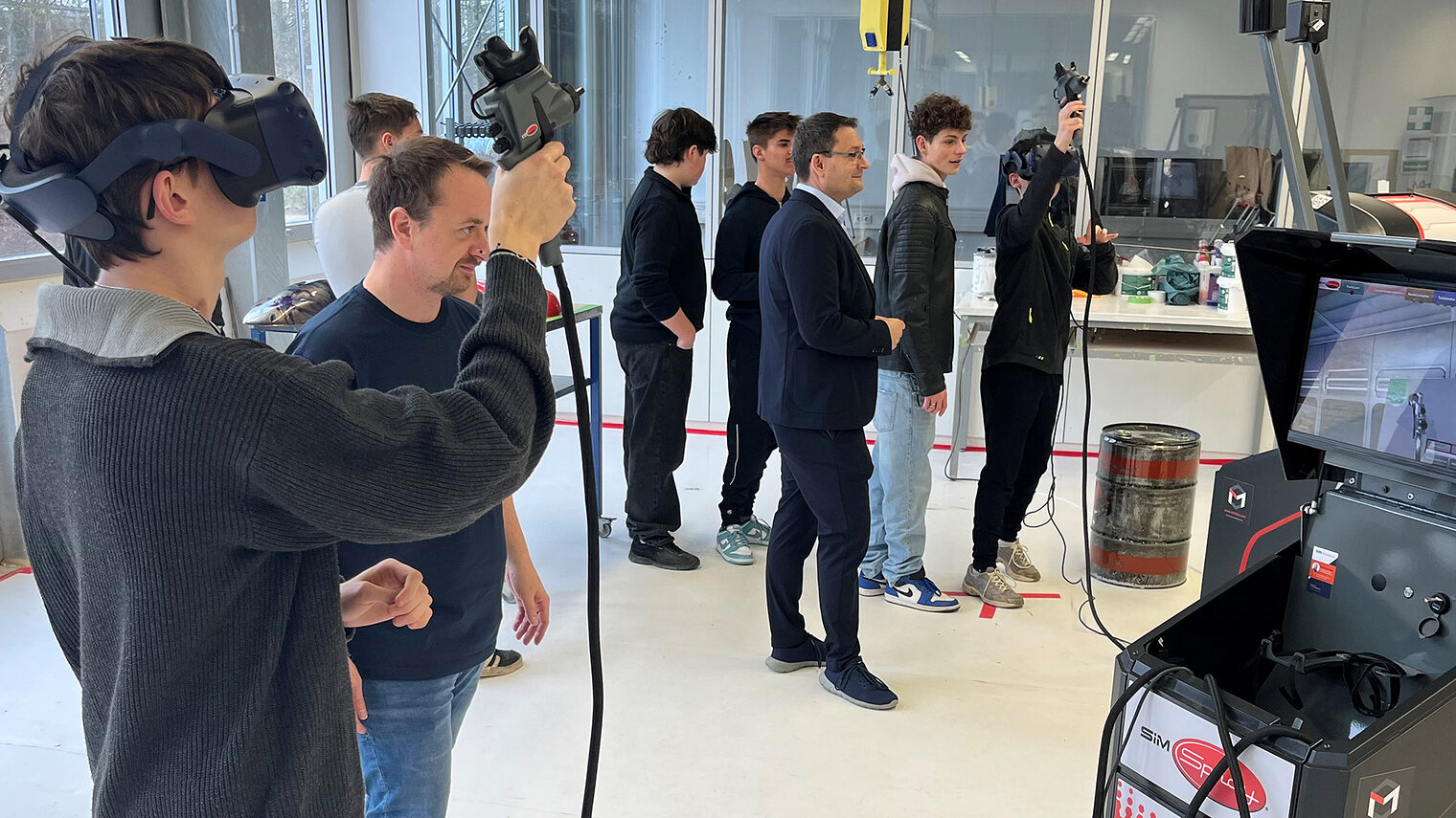 Schüler lackieren virtuell ein Panel.
