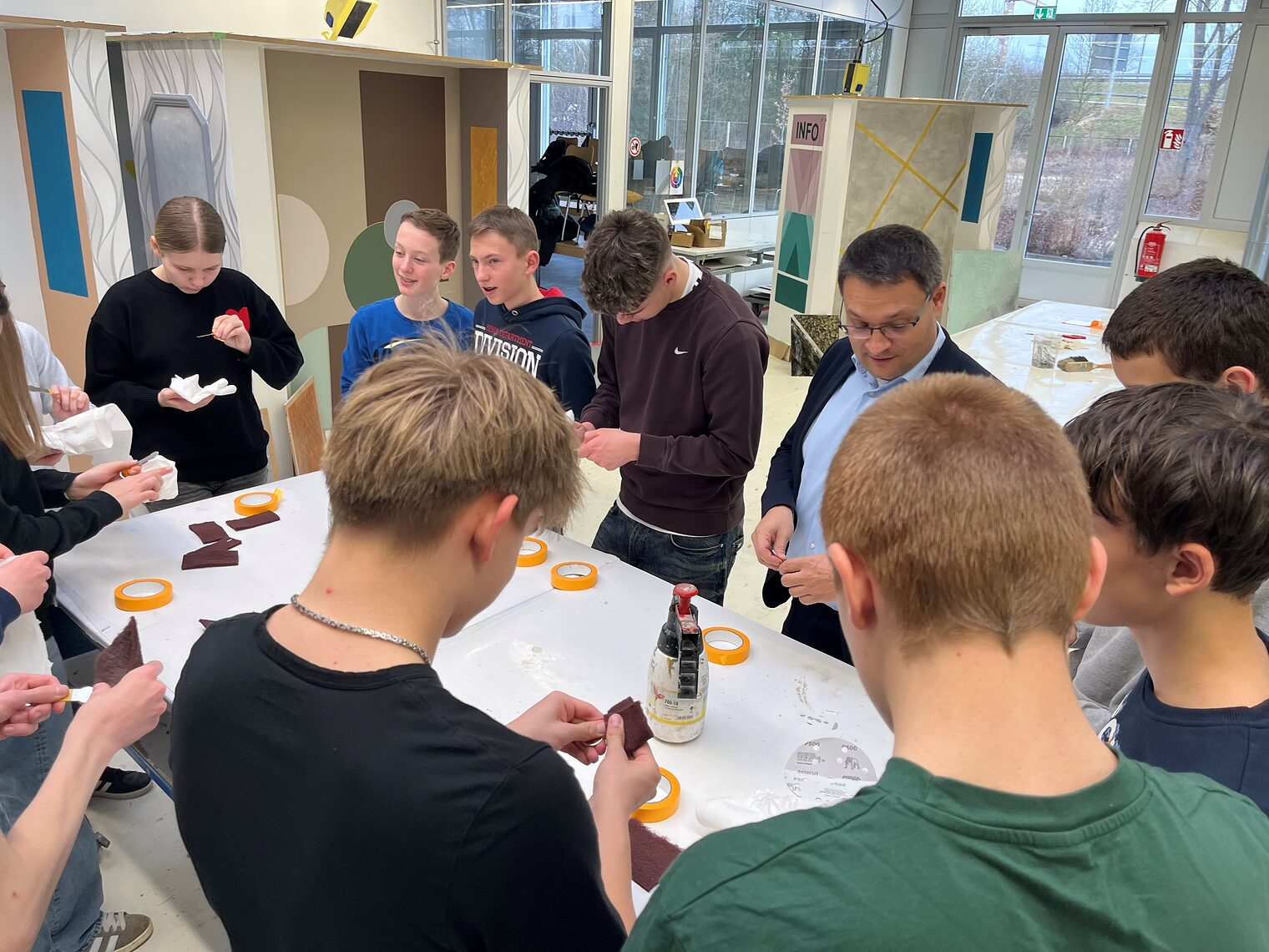In den Werkstätten des Bildungszentrums in Regensburg durften die Schüler unter anderem einen Schlüsselanhänger vergolden.