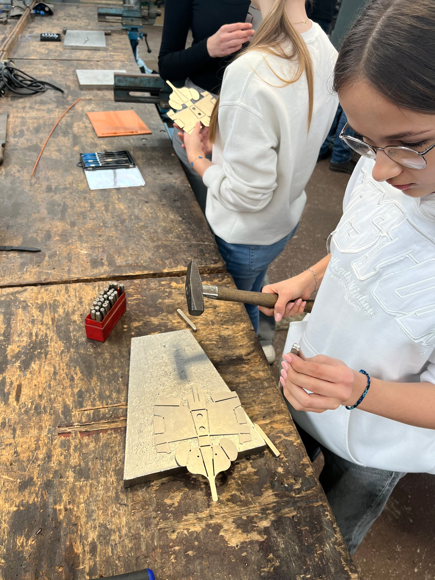 In der Metallbauwerkstatt fertigten die Schüler einen Stiftehalter in Elefantenform an.