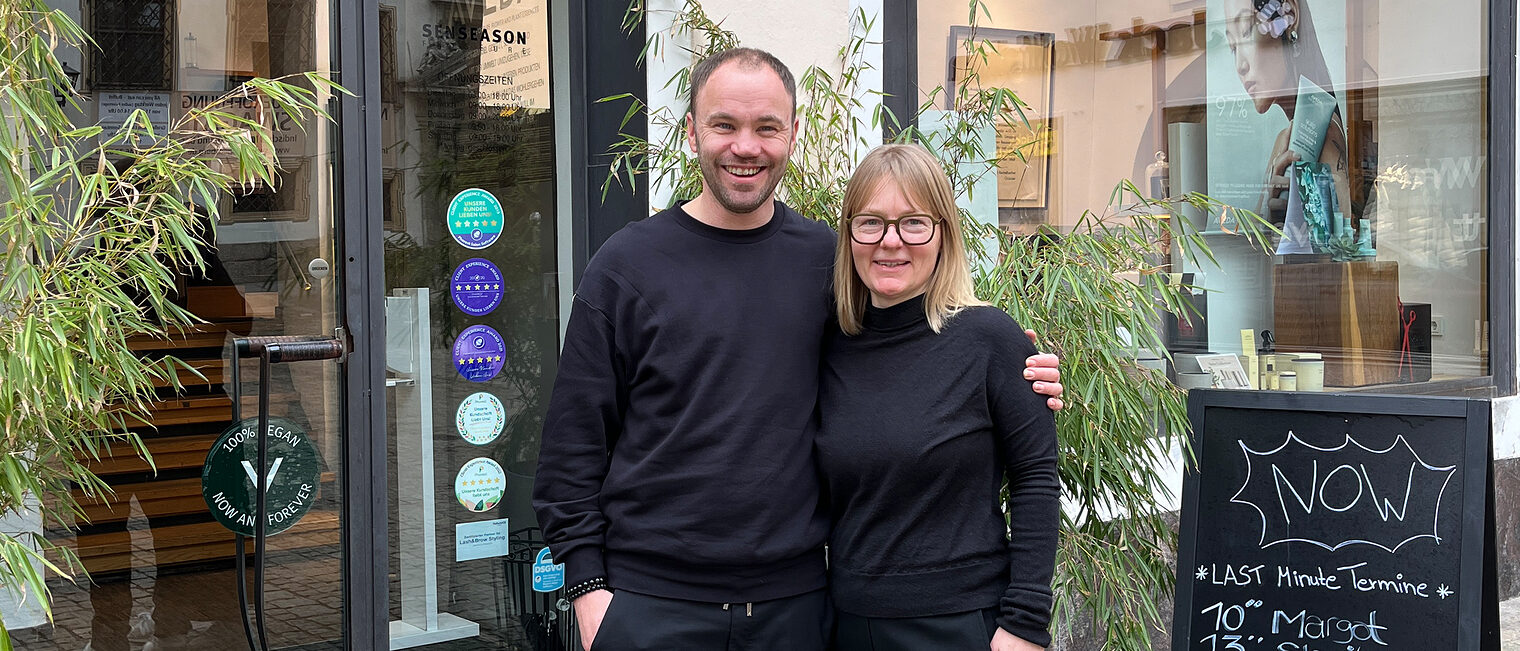 Thomas und Jeanette Eusemann haben sich mit unternehmerischem Mut und Fleiß ihren eigenen Friseursalon aufgebaut. Thomas und Jeanette Eusemann stehen Arm in Arm vor ihrem eigenen Friseursalon, den sie sich gemeinsam aufgebaut haben.