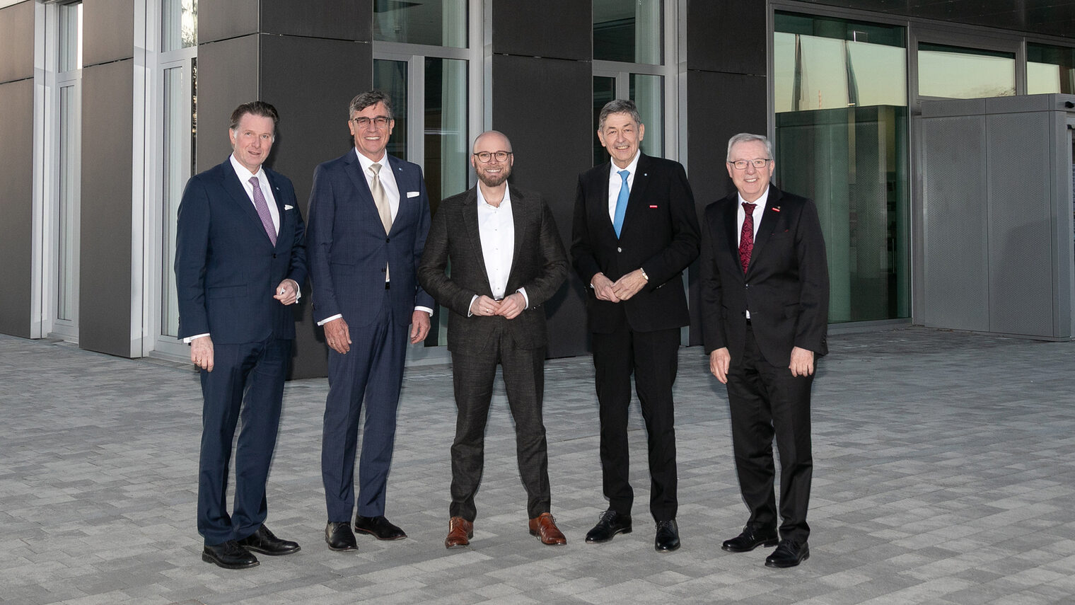Die Vertreter der regionalen Wirtschaft posieren für das Gruppenbild vor der Handwerkskammer in Regensburg. 