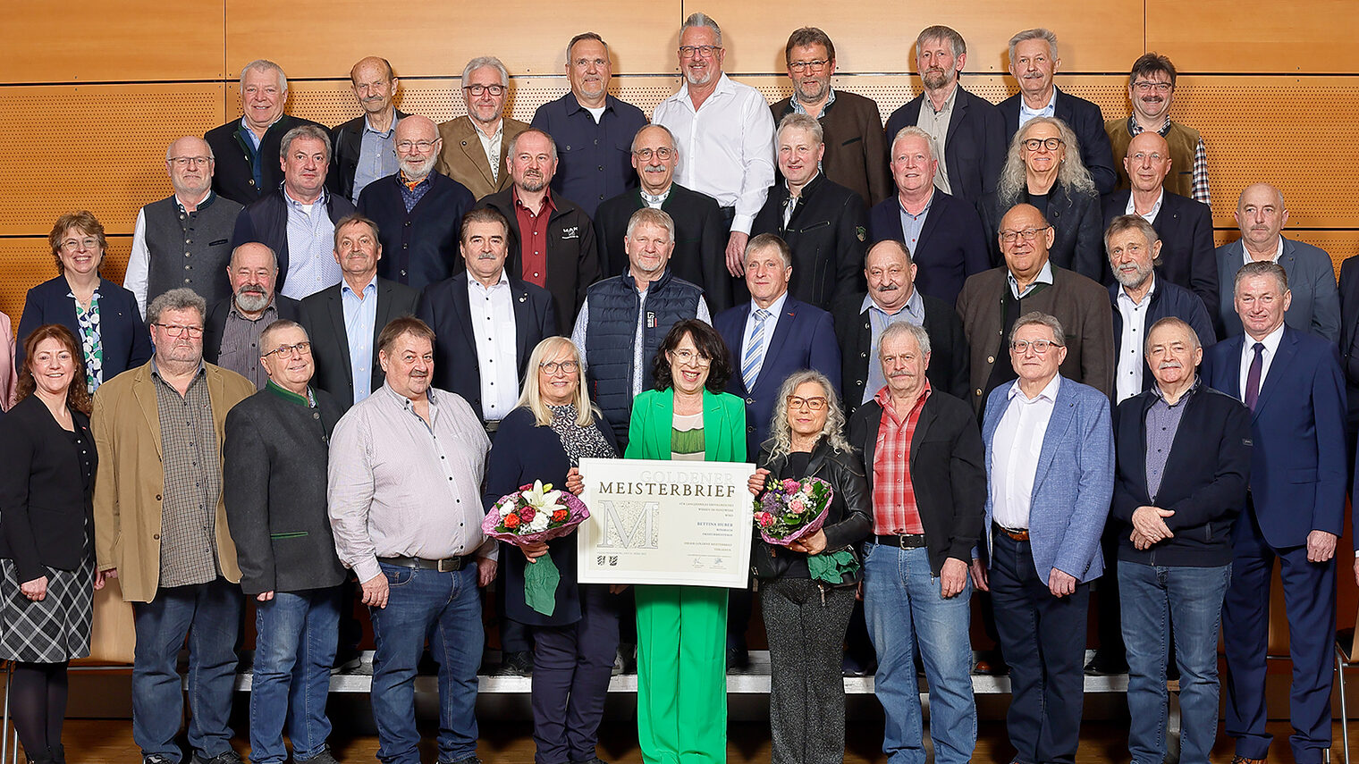 34 Handwerksmeisterinnen und Handwerksmeister verschiedener Gewerke mit den Ehrengästen freuten sich über den Goldenen Meisterbrief. 