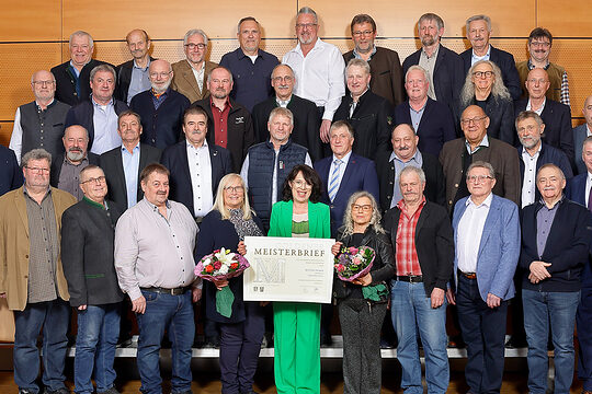 34 Handwerksmeisterinnen und Handwerksmeister verschiedener Gewerke mit den Ehrengästen freuten sich über den Goldenen Meisterbrief. 