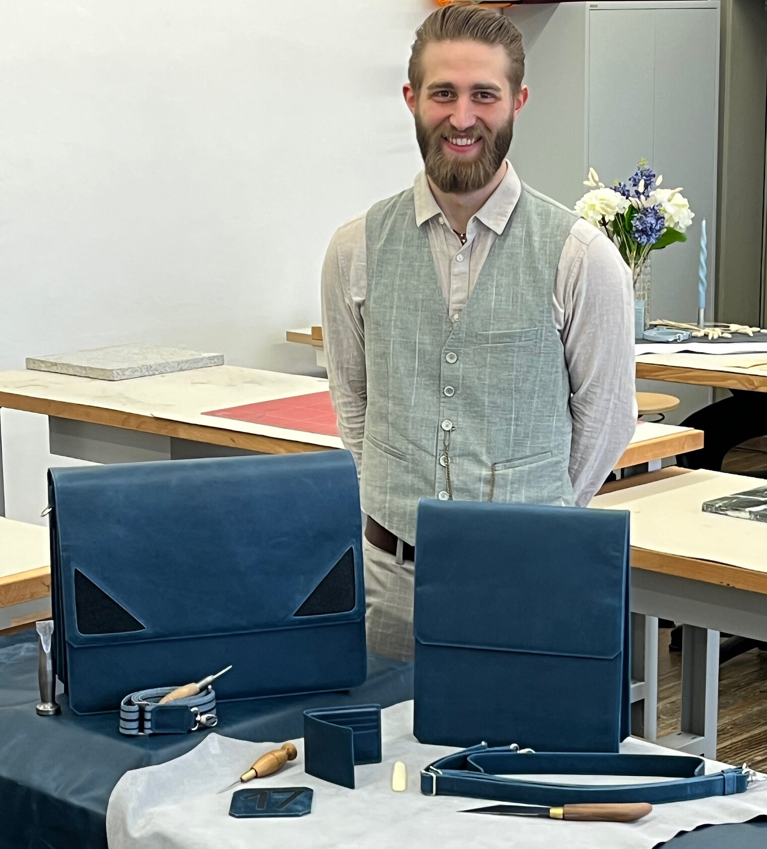 Bernhard Lewin überzeugte den Prüfungsausschuss als Kursbester mit folgenden Lederwaren: Laptoptasche, Tablet-Rucksack und Geldbörse.