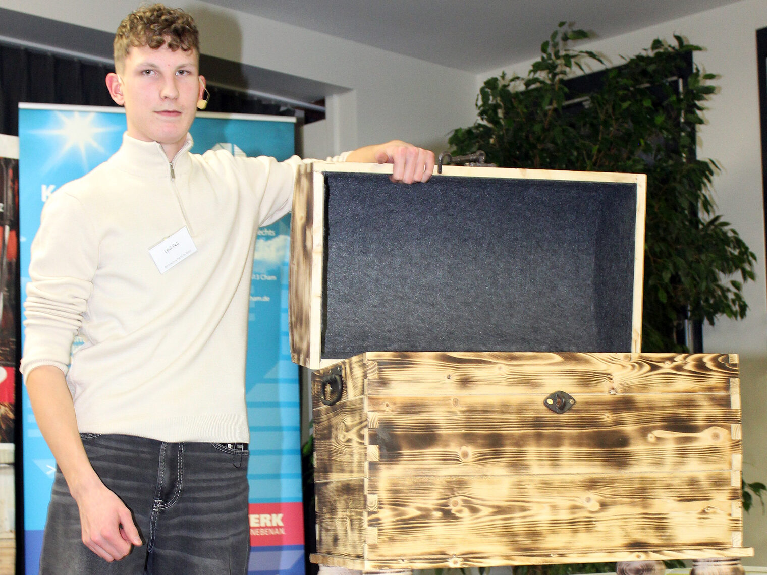 Levi Peli öffnet seine selbstgebaute Holztruhe, mit der er den dritten Platz erreichte. 