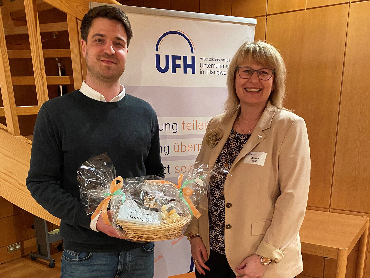 Erste Vorsitzende Andrea Seitz bedankte sich mit einem Geschenkkorb bei Referent Alexander Naumann für seine Infos zum Thema „Künstliche Intelligenz“. 