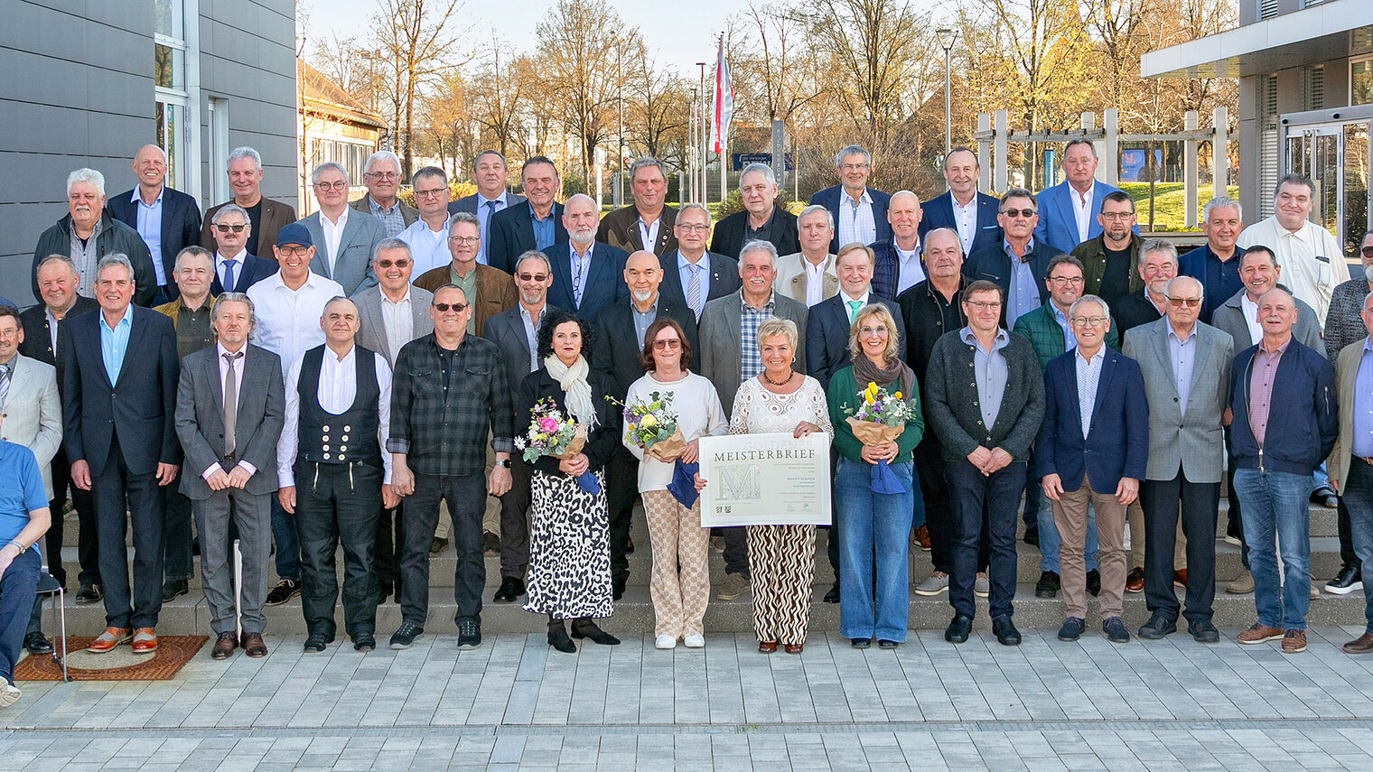 50 Handwerksmeisterinnen und Handwerksmeister verschiedener Gewerke wurden mit dem Goldenen Meisterbrief und dem goldenen Abzeichen "M" ausgezeichnet. 