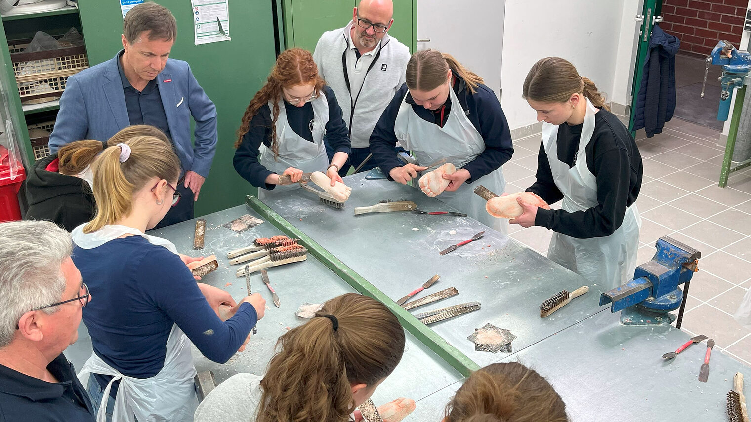 Bei den Orthopädietechnikern durften die Schüler einen Abdruck ihres eigenen Fußes für die Anfertigung einer orthopädischen Schuheinlage gipsen.