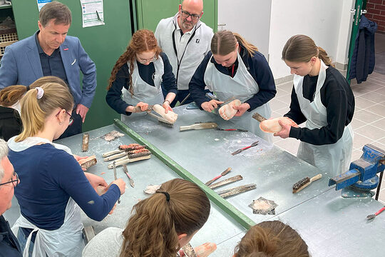 Bei den Orthopädietechnikern durften die Schüler einen Abdruck ihres eigenen Fußes für die Anfertigung einer orthopädischen Schuheinlage gipsen.