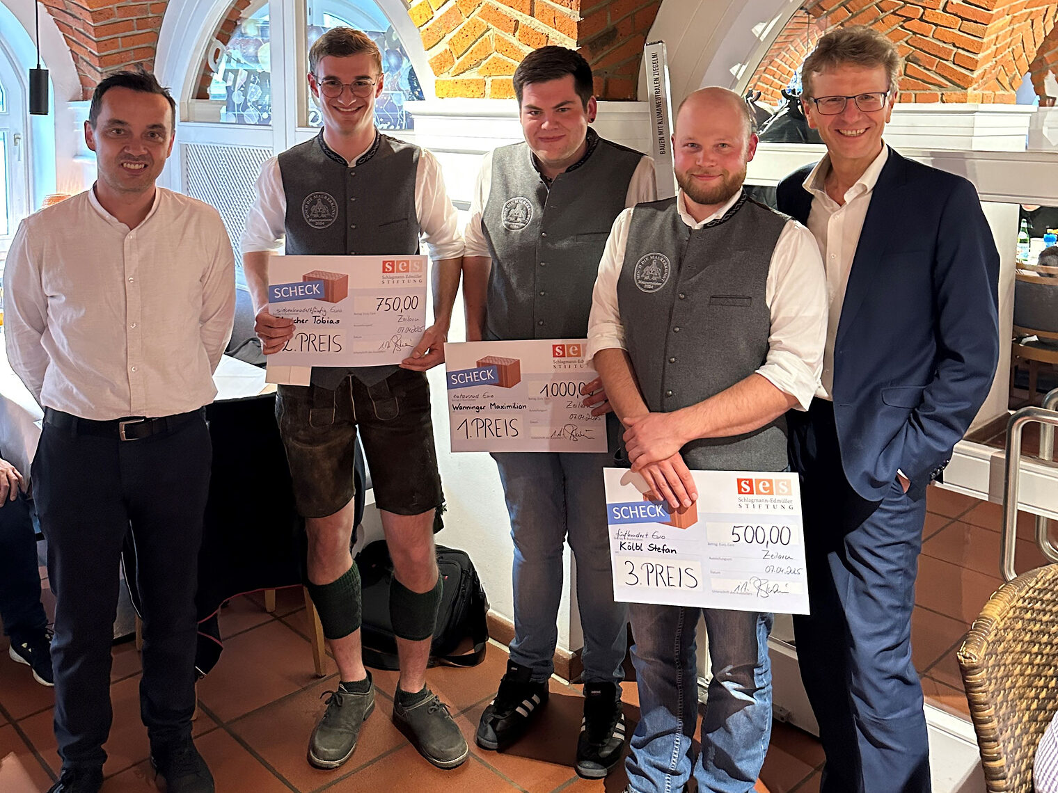 Drei Kursbeste des Meisterkurses erhielten einen Meisterpreis von Schlagmann Poroton GmbH. 