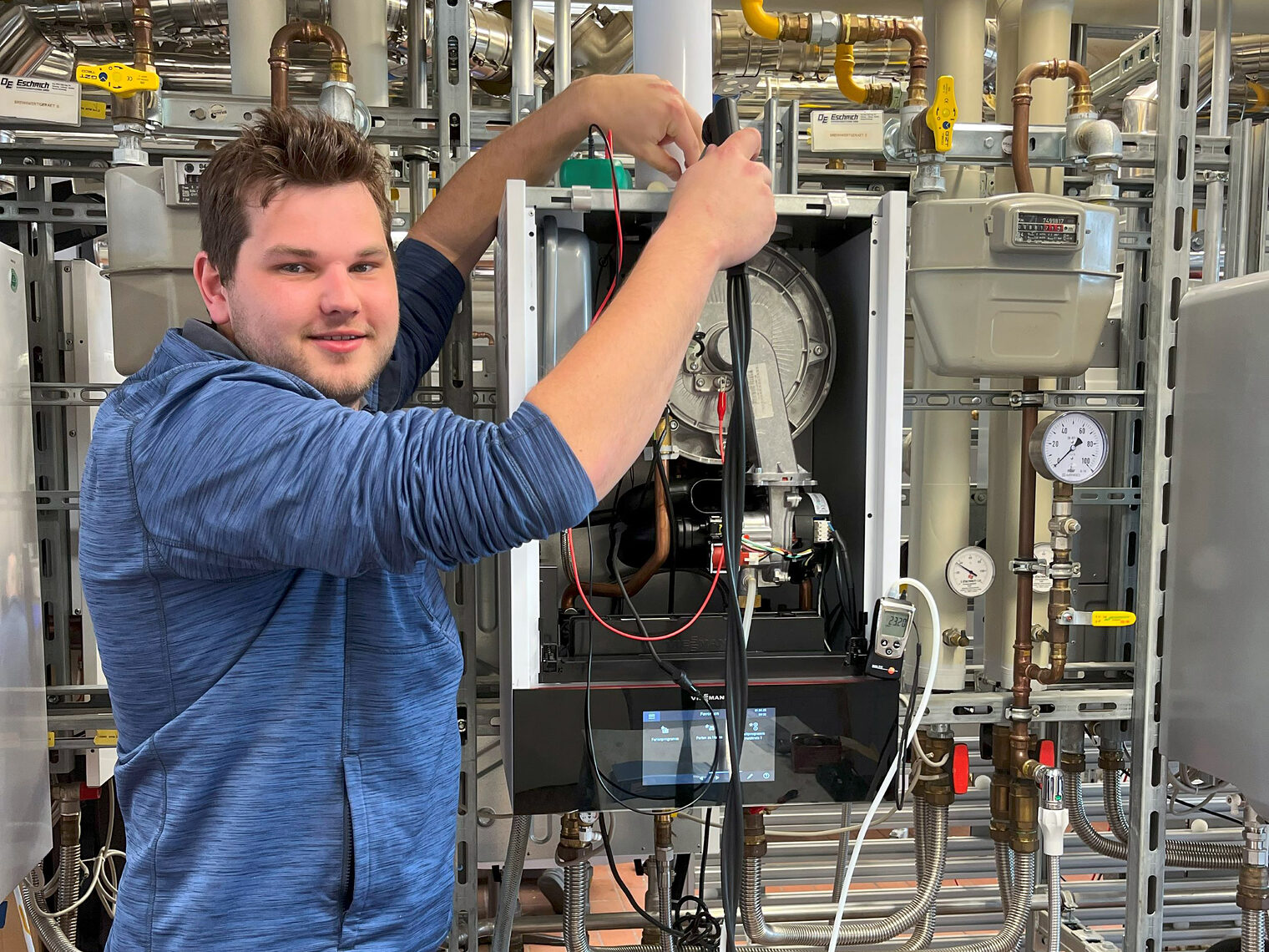 Meisterkursabsolvent Nico Seidl bei Wartung einer Gasbrennwertheizung. 