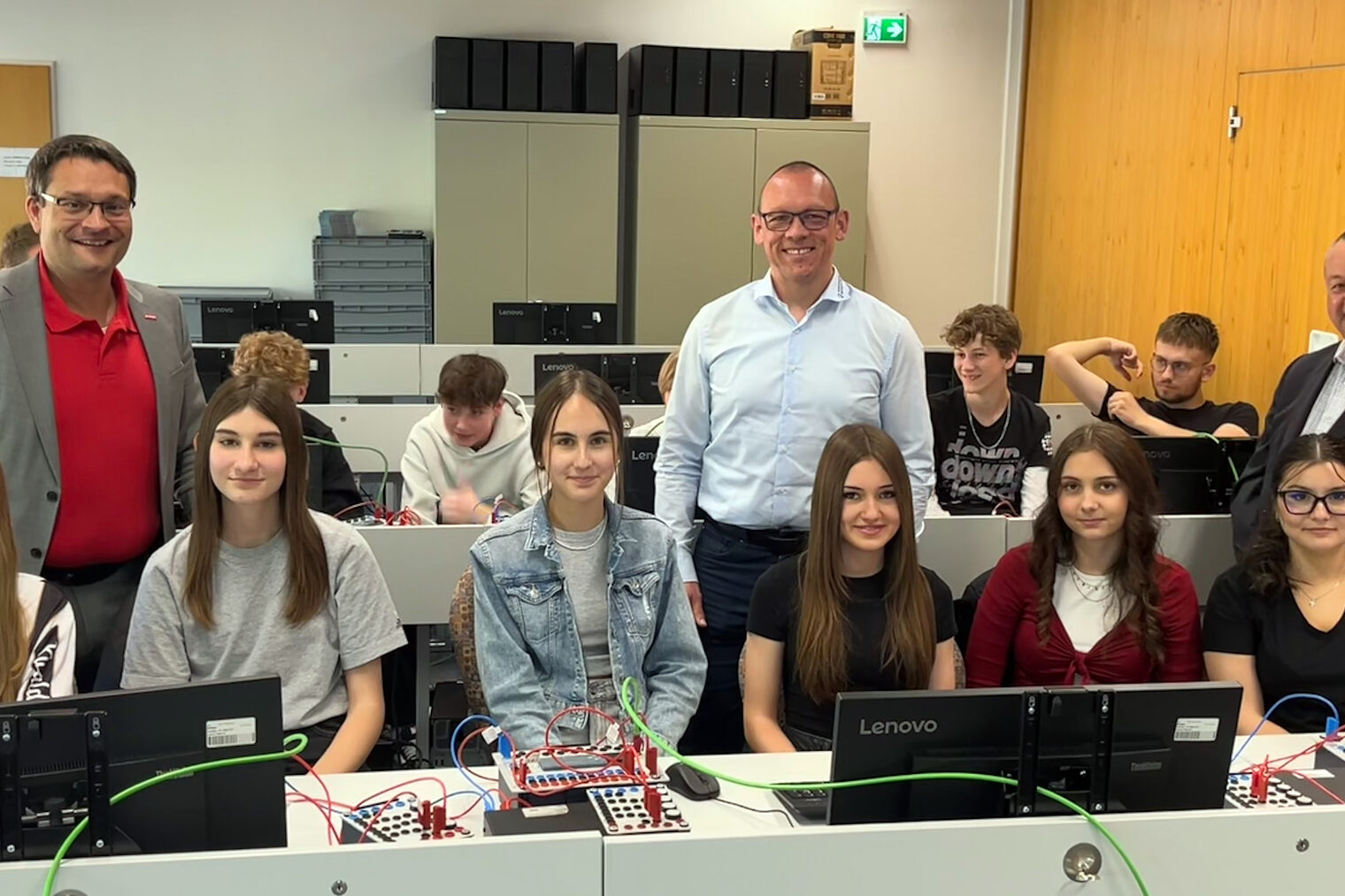 In Schwandorf erhielten die Schülerinnen und Schüler der Realschule Burglengenfeld Einblick in hochtechnologische Berufsbilder. In Schwandorf erhielten die Schülerinnen und Schüler der Realschule Burglengenfeld Einblick in hochtechnologische Berufsbilder. Auf dem Bild sitzen sie im Computerraum vor den PCs.