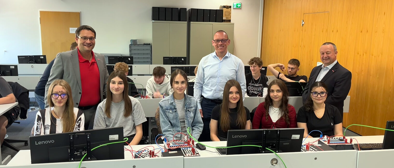 In Schwandorf erhielten die Schülerinnen und Schüler der Realschule Burglengenfeld Einblick in hochtechnologische Berufsbilder. In Schwandorf erhielten die Schülerinnen und Schüler der Realschule Burglengenfeld Einblick in hochtechnologische Berufsbilder. Auf dem Bild sitzen sie im Computerraum vor den PCs.