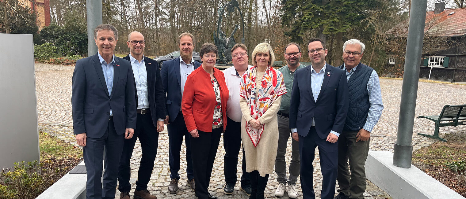 Bei einer Informationsreise stand der Austausch deutscher und tschechischer Experten zur beruflichen Bildung im Fokus Bei einer Informationsreise stand der Austausch deutscher und tschechischer Experten zur beruflichen Bildung im Fokus - auf dem Bild vor der Handwerkskammer in Schwandorf zu sehen.