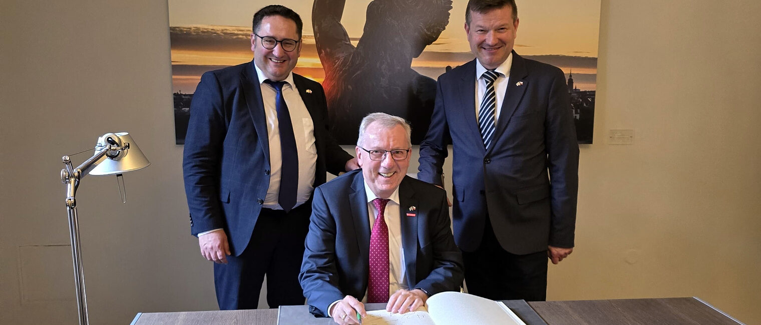 Eintrag ins Gästebuch der bayerischen Repräsentanz in Prag: HWK-Hauptgeschäftsführer Jürgen Kilger (Mitte) mit Staatssekretär Tobias Gotthardt (li.) und dem Leiter der Repräsentanz Martin Kastler. Hauptgeschäftsführer Jürgen Kilger trägt sich ins Gästebuch der bayerischen Repräsentanz in Prag ein. Staatssekretär Tobias Gotthardt (li.) und dem Leiter der Repräsentanz Martin Kastler stehen mit dabei.