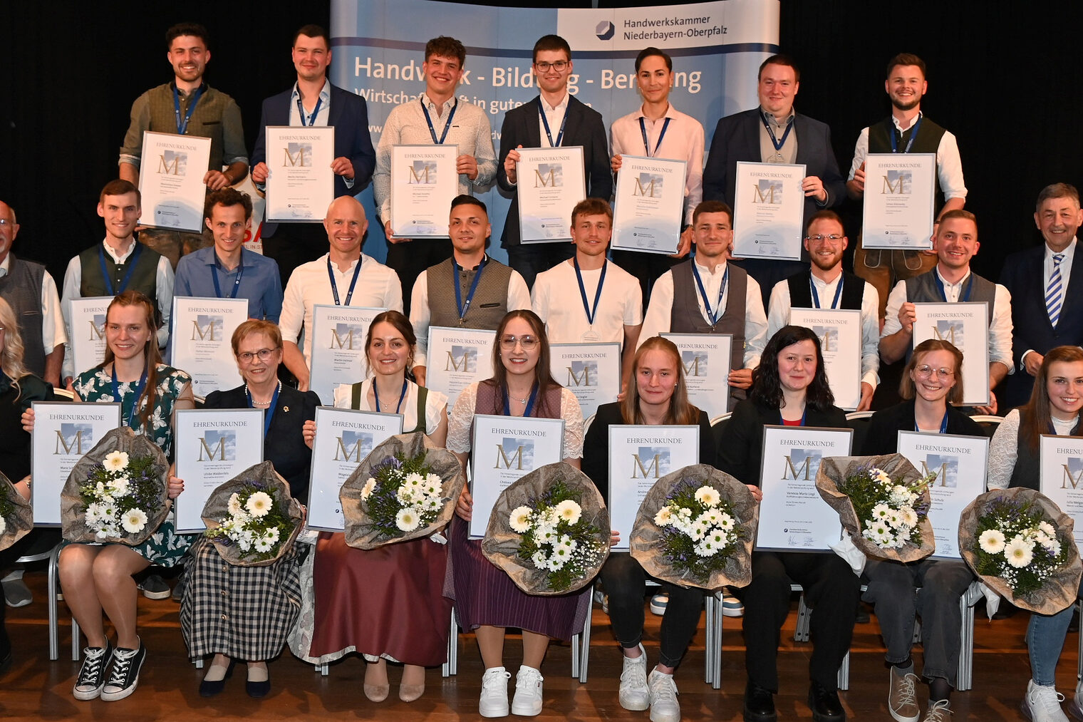 Die jahrgangsbesten Handwerksmeisterinnen und Handwerksmeister 2024/2025. Gruppenbild der jahrgangsbesten Handwerksmeister 2024/2025 mit ihren Medaillen und Urkunden bei der Ehrung in Straubing.