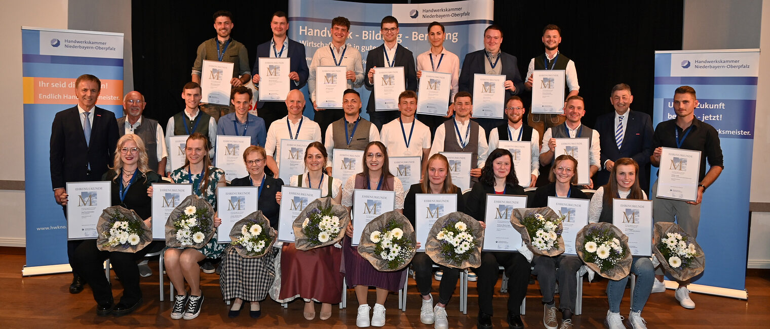 Ehrung Meisterbeste 2025 Gruppenfoto Gruppenbild der jahrgangsbesten Handwerksmeister 2024/2025 mit ihren Medaillen und Urkunden bei der Ehrung in Straubing.