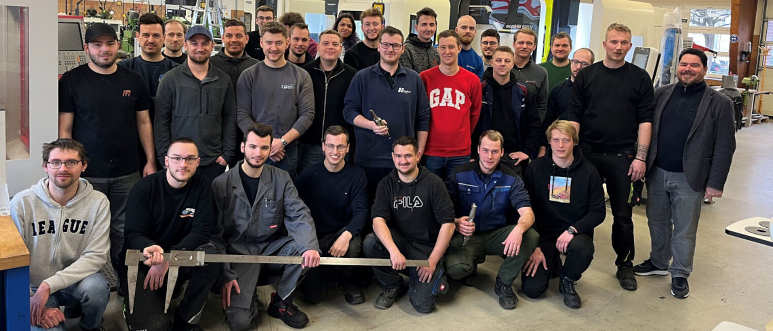 Diese jungen Leute haben ihr praktisches Können im Feinwerkmechaniker-Handwerk unter Beweis gestellt, unterstützt von Kursleiter Wolfgang Meyer (re.). Ein Gruppenbild mit den Meisterprüfungsabsolventen im Feinwerkmechanikerhandwerk in der Werkstatt mit ihrem Kursleiter Wolfgang Meyer.