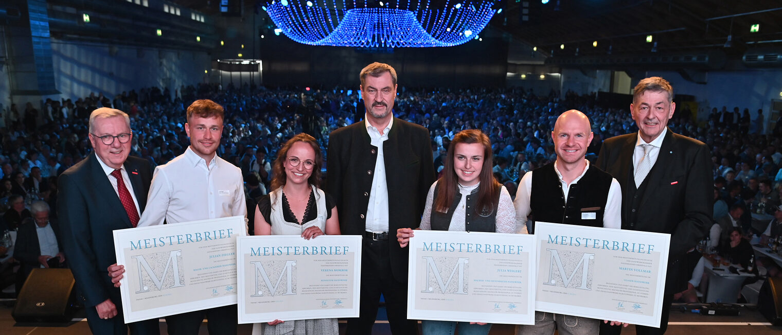 Vier Meister erhielten auf der Bühne die Meisterbriefe von Ministerpräsident Dr. Markus Söder, Hauptgeschäftsführer Jürgen Kilger und Präsident Dr. Georg Haber.