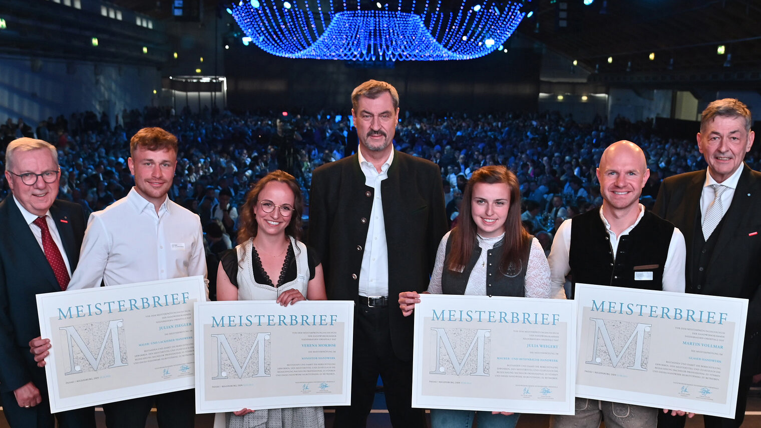 Vier Meister erhielten auf der Bühne die Meisterbriefe von Ministerpräsident Dr. Markus Söder, Hauptgeschäftsführer Jürgen Kilger und Präsident Dr. Georg Haber.