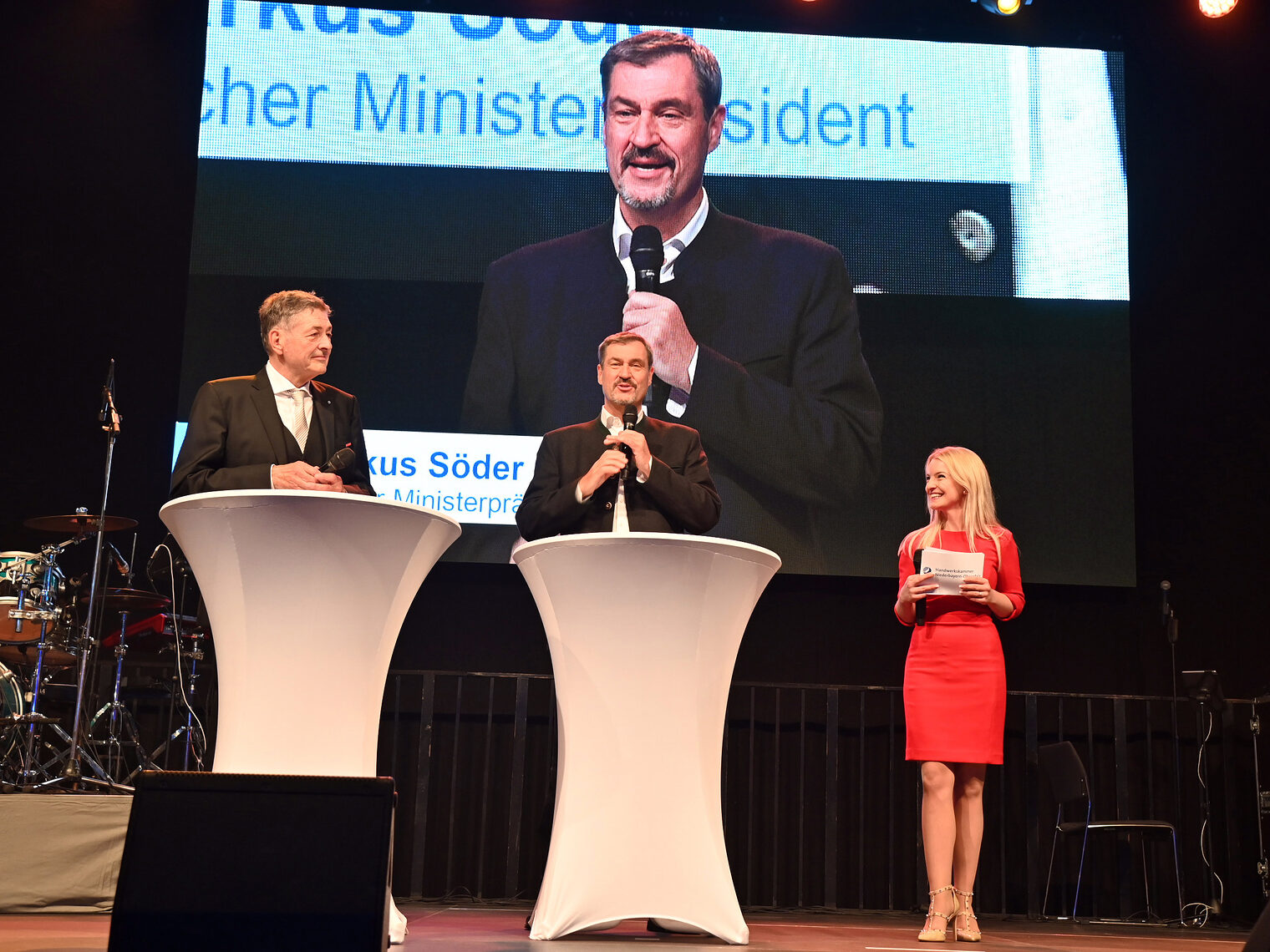 Präsident Dr. Georg Haber und Moderatorin Valerie Fischer im Gespräch auf der Bühne mit Ministerpräsident Dr. Markus Söder. 