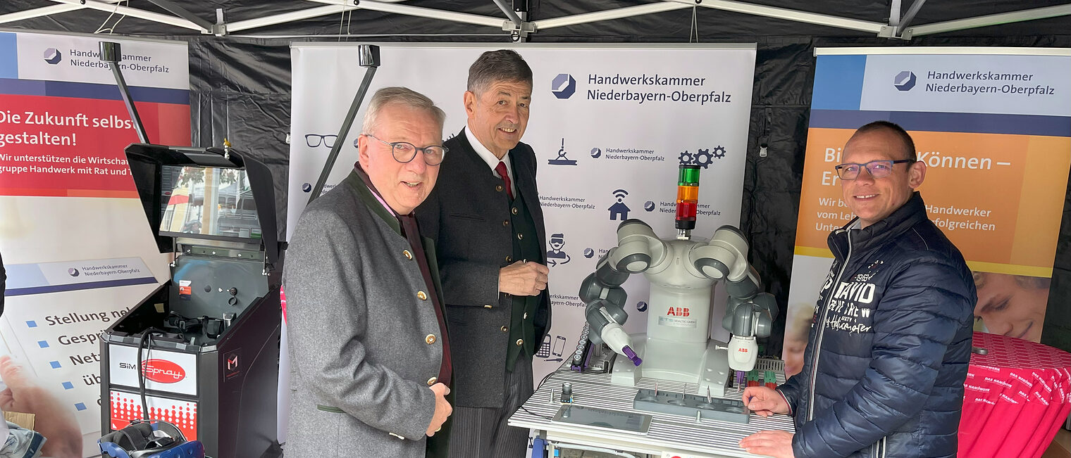 Beim Oberpfalztag in Tirschenreuth war die Handwerkskammer stark vertreten. Hauptgeschäftsführer Jürgen Kilger, Präsident Dr. Georg Haber und der Leiter des Bildungszentrums Schwandorf Uli Götz.