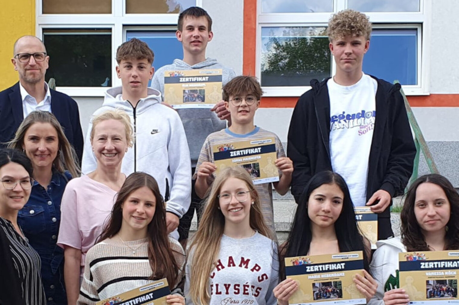 Die Teilnehmer der Sportmittelschule Hauzenberg mit ihrer Lehrerin, Vertretern der Handwerkskammer und der Südböhmischen Wirtschaftskammer. Schülergruppe der Sportmittelschule Hauzenberg mit ihrer Lehrerin, Vertretern der Handwerkskammer und der Südböhmischen Wirtschaftskammer.