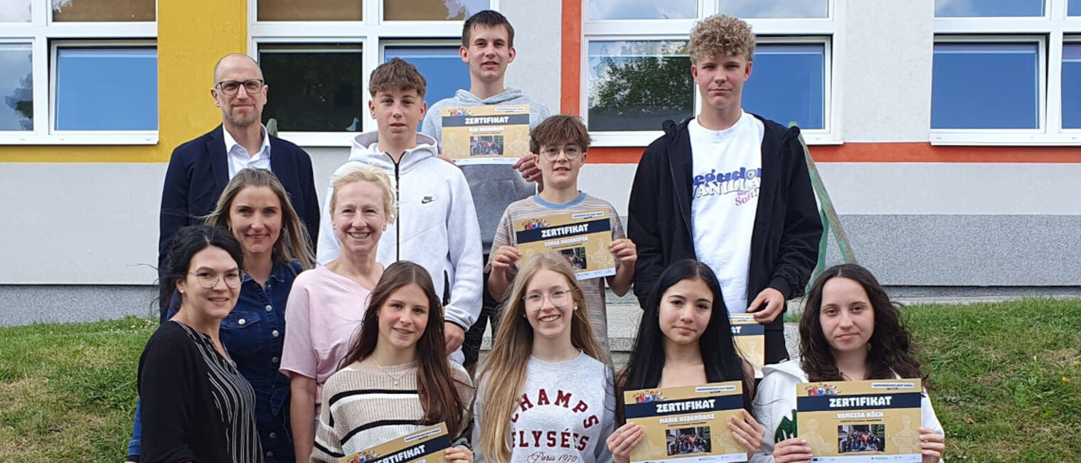 Schülergruppe der Sportmittelschule Hauzenberg mit ihrer Lehrerin, Vertretern der Handwerkskammer und der Südböhmischen Wirtschaftskammer.