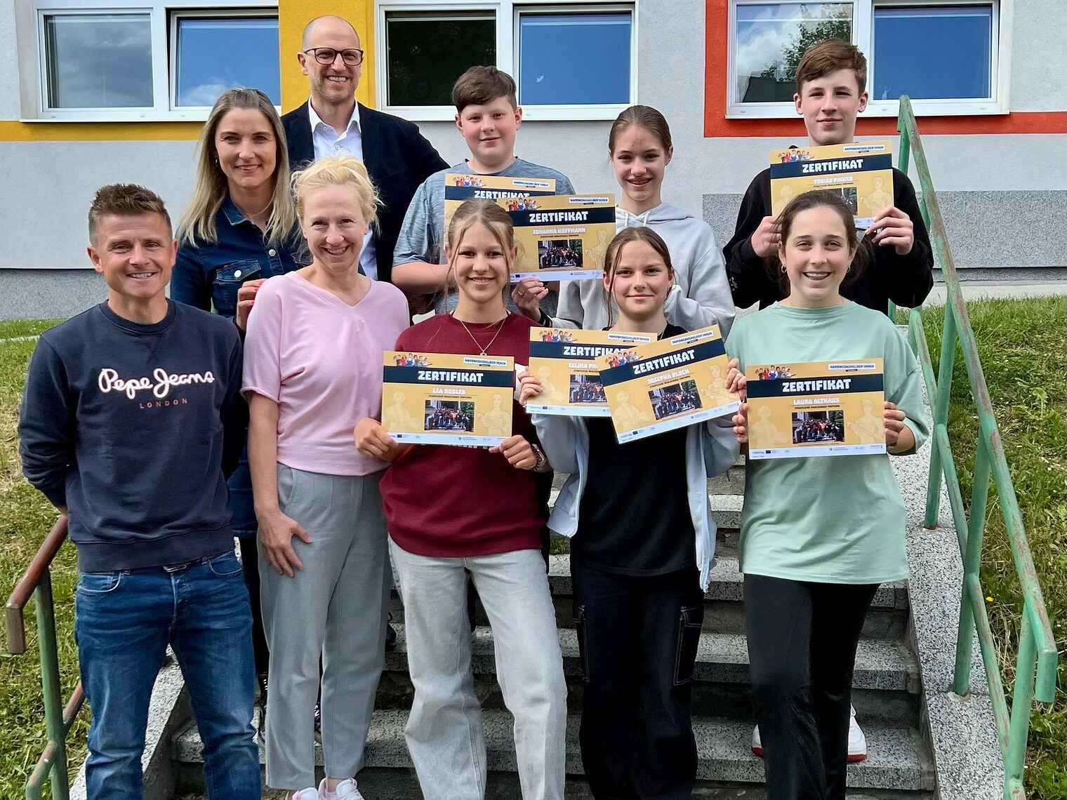 Die Teilnehmer der Realschule Freyung mit ihrem Lehrer, Vertretern der Handwerkskammer und der Südböhmischen Wirtschaftskammer.