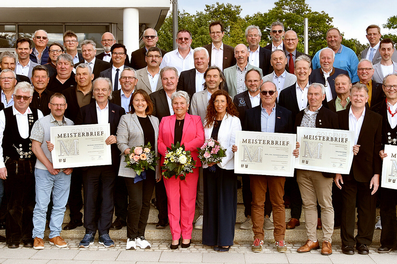 In Amberg ehrte die Handwerkskammer ihre „Goldenen“ Meisterinnen und Meister. Die "Goldenen Meister" freuten sich über ihre Meisterbriefe und das Goldene M. Hier zu sehen mit den Ehrengästen vor dem Gebäude.