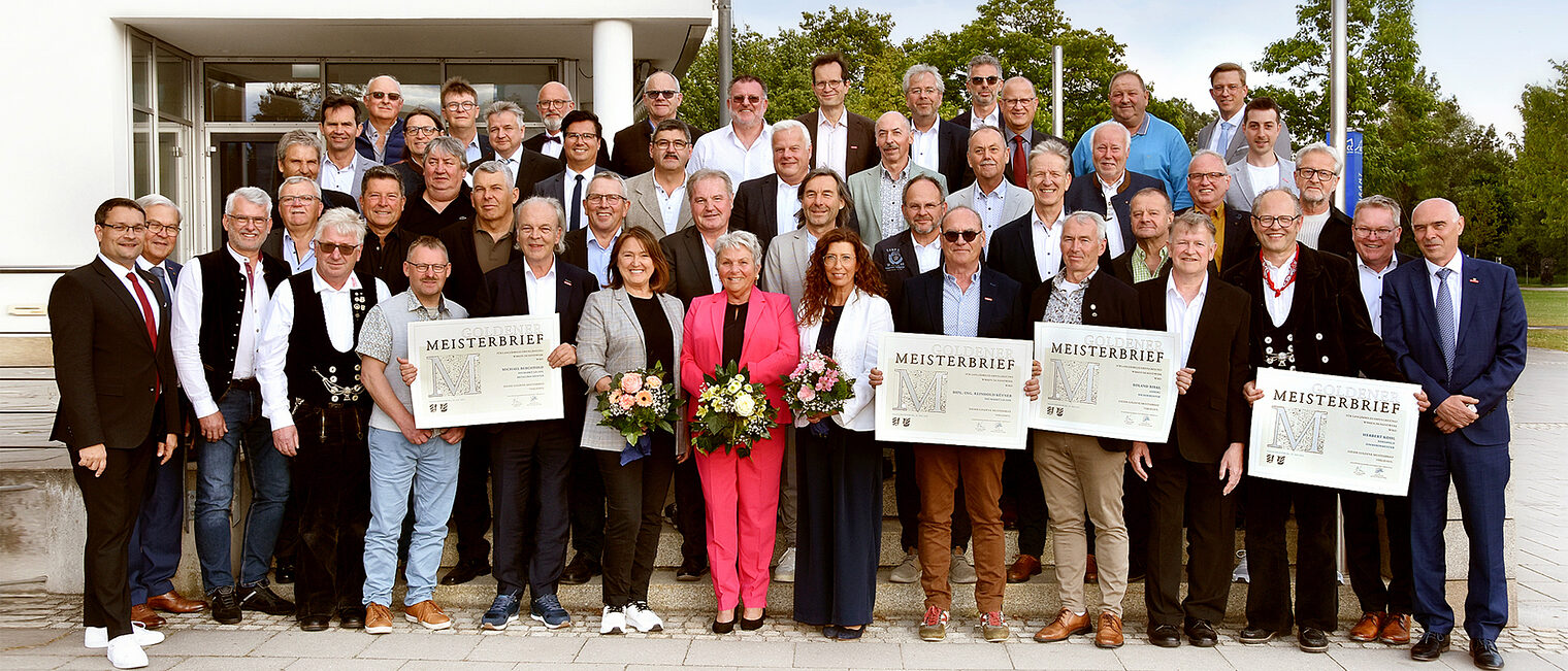 Die "Goldenen Meister" freuten sich über ihre Meisterbriefe und das Goldene M. Hier zu sehen mit den Ehrengästen vor dem Gebäude. 