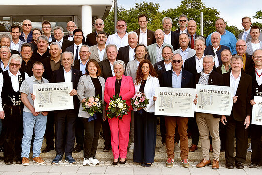 Die "Goldenen Meister" freuten sich über ihre Meisterbriefe und das Goldene M. Hier zu sehen mit den Ehrengästen vor dem Gebäude. 