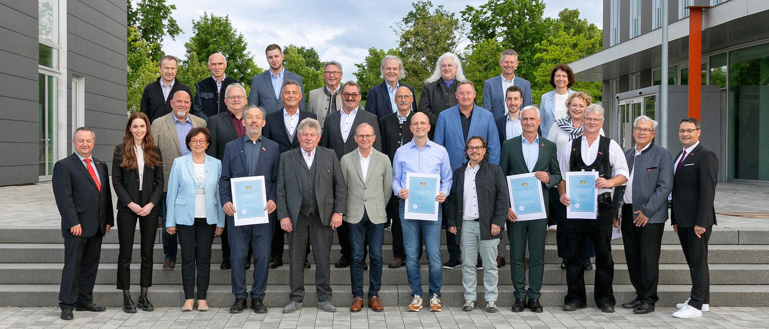 Die ausgezeichneten Ausbilder aus Niederbayern und der Oberpfalz mit Regierungsrätin im Bayerischen Staatsministerium für Wirtschaft, Landesentwicklung und Energie Stephanie Huber. Die geehrten Ausbilder mit den Ehrengästen der Handwerkskammer - aufgereiht vor dem Hauptgebäude der Handwerkskammer in Regensburg.