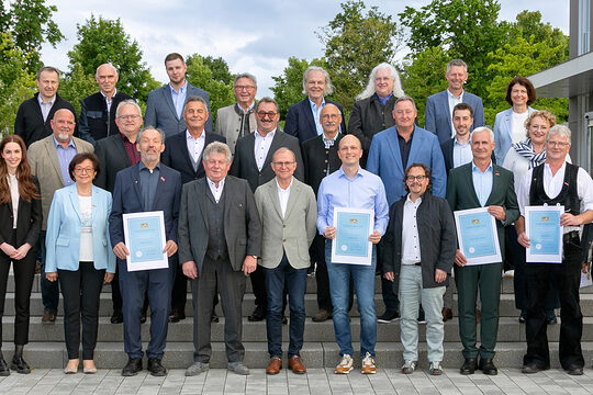 Die geehrten Ausbilder mit den Ehrengästen der Handwerkskammer - aufgereiht vor dem Hauptgebäude der Handwerkskammer in Regensburg. 