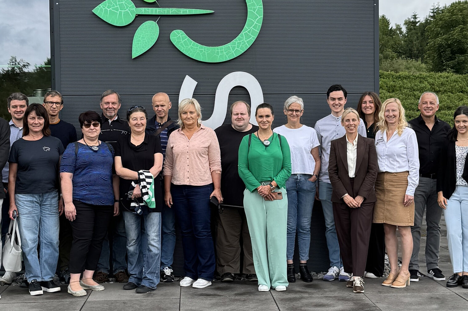 Eine Gruppe von Lehrkräften steht vor einem Gebäude bei einer Exkursion über die duale Ausbildung im Handwerk.