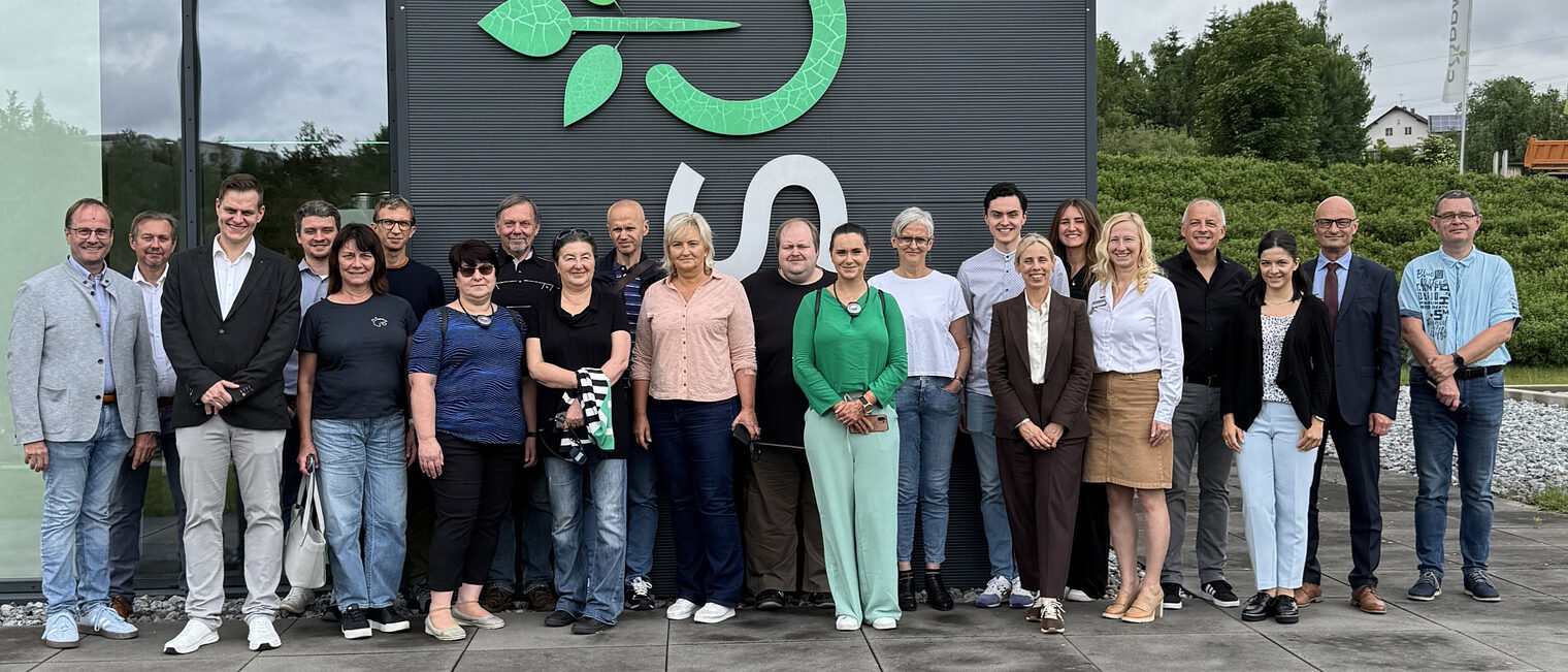 Lehrkräfte aus Tschechien und Deutschland informierten sich bei einer Exkursion über die duale Ausbildung im Handwerk. Eine Gruppe von Lehrkräften steht vor einem Gebäude bei einer Exkursion über die duale Ausbildung im Handwerk.