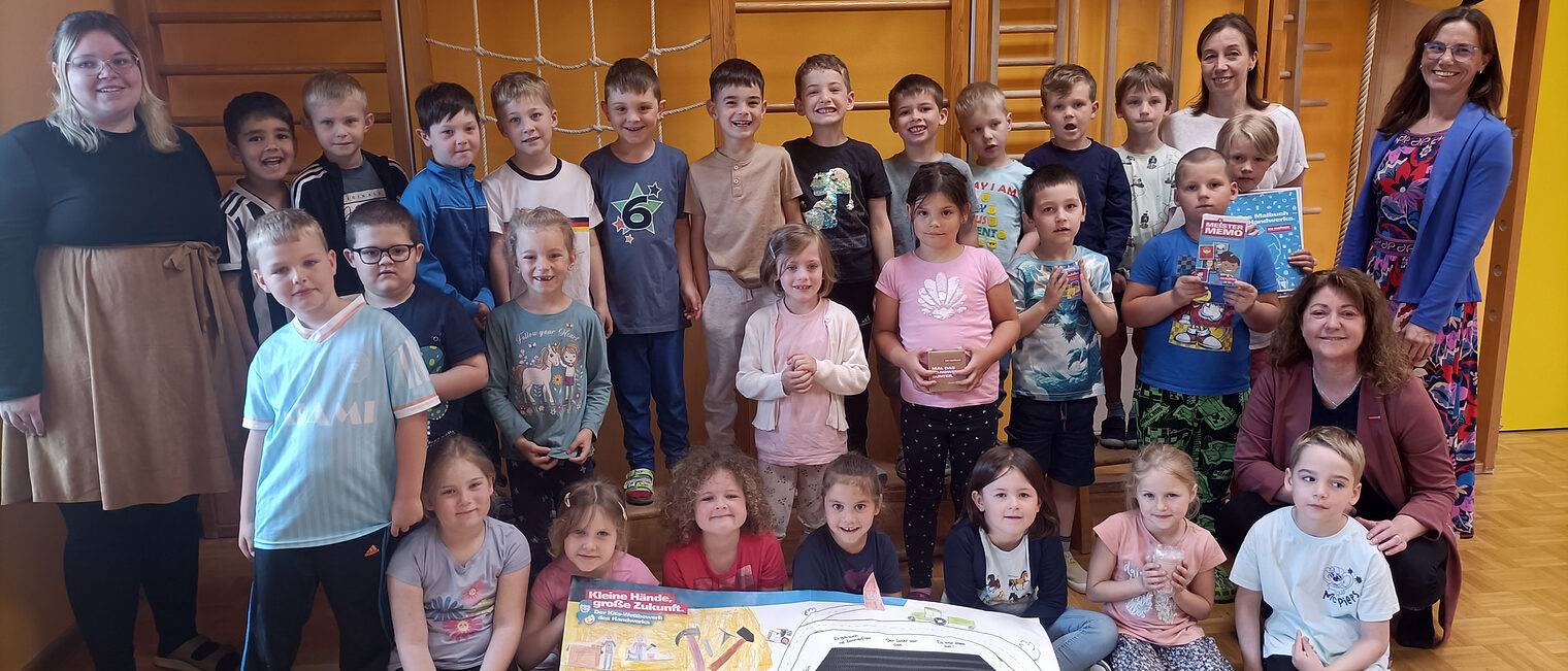 HWK-Vizepräsidentin Claudia Geiselhöringer (rechts unten) zu Besuch im Kindergarten Falkenberg. HWK-Vizepräsidentin Claudia Geiselhöringer zu Besuch im Kindergarten Falkenberg.