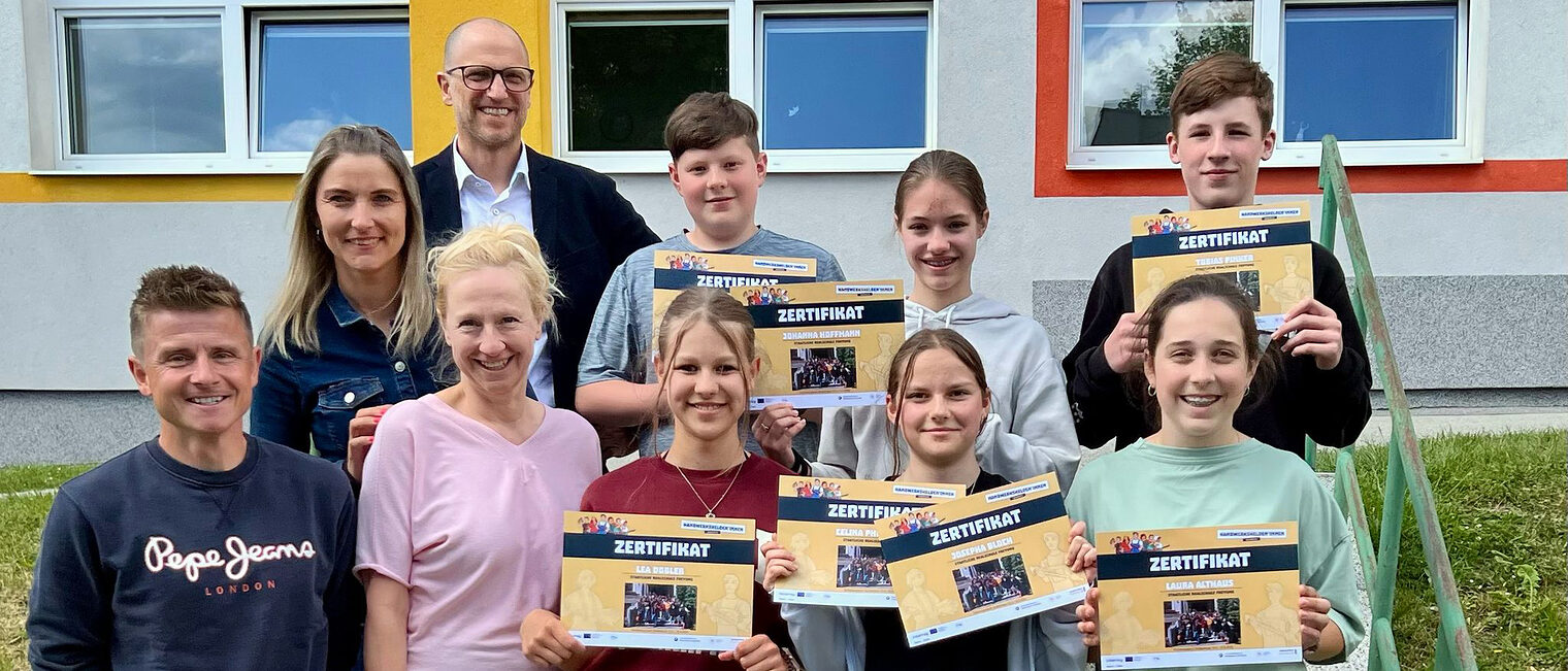 Die Teilnehmer der Realschule Freyung mit ihrem Lehrer und den Vertretern der Handwerkskammer.
