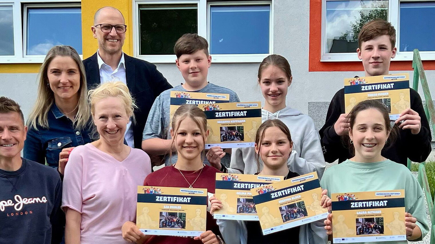 Die Teilnehmer der Realschule Freyung mit ihrem Lehrer und den Vertretern der Handwerkskammer.