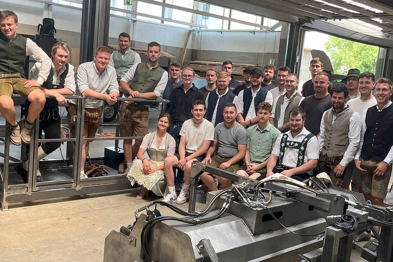 Die Absolventen des diesjährigen Meisterkurses Metallbau stehen mit Kursleiter Peter Fitterer aufgereiht in der Metallhalle in Regensburg.